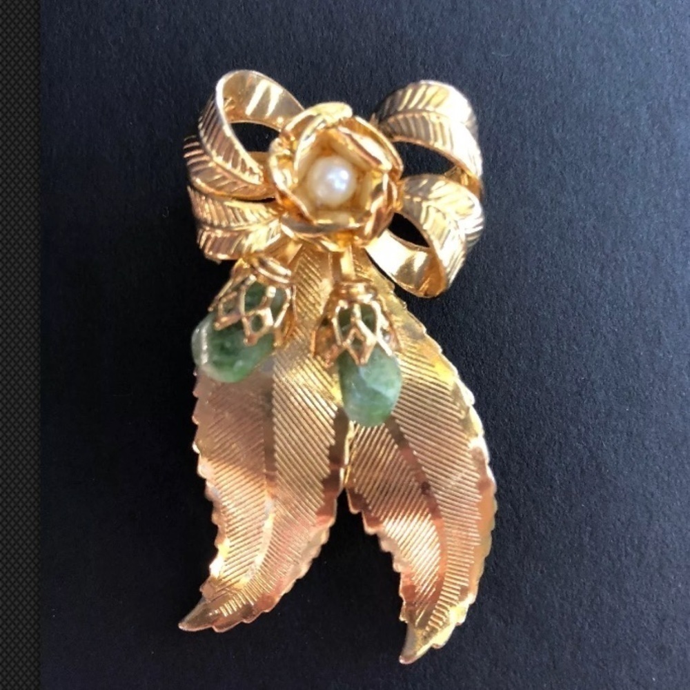 VINTAGE Gold Plated Bow Brooch Jade Stone Pearl